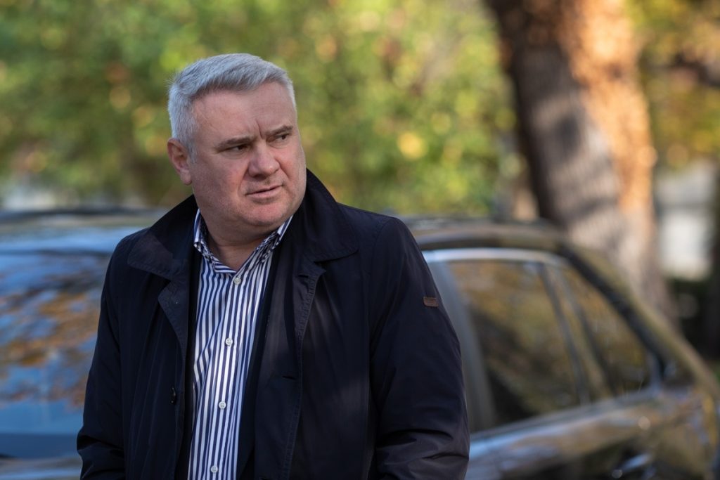 Știrbu acuză PSD de amânări tactice în coaliție, pe fondul numirilor cheie Gigel Știrbu, președintele PNL Olt, a lansat un atac dur la adresa PSD, acuzând social-democrații că au amânat decizia privind soarta coaliției de guvernare nu din motive de responsabilitate, ci dintr-un calcul politic rece