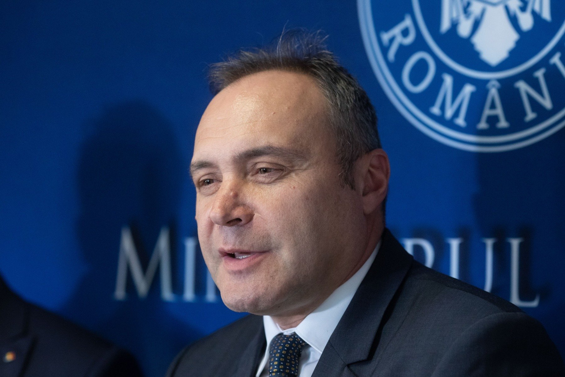 România, criticată dur pentru reacția modestă la criza prețurilor la combustibili România se confruntă cu prețuri ridicate la carburanți, situându-se pe primele locuri în Europa, raportat la puterea de cumpărare a cetățenilor