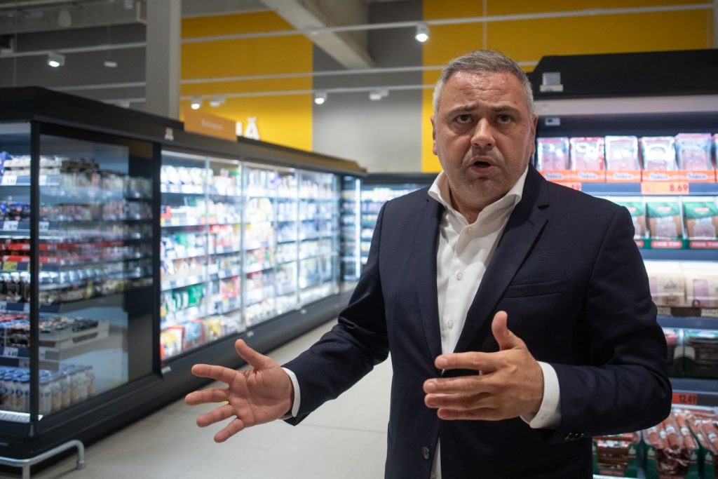 Ministrul Agriculturii cere investigații privind prețurile alimentelor București – Florin Barbu, ministrul Agriculturii, a solicitat Consiliului Concurenței să investigheze mecanismele care ar putea fi responsabile pentru creșterea prețurilor alimentelor în România