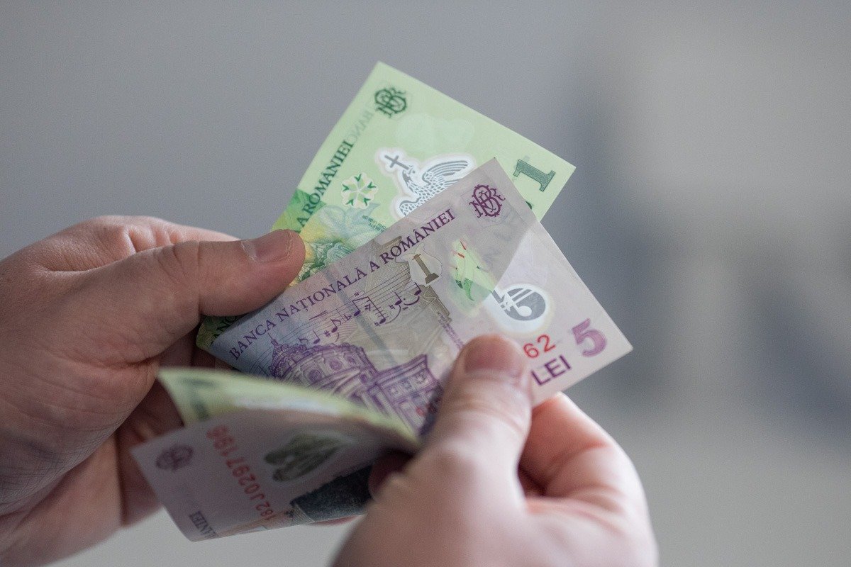 PSD vrea majorarea veniturilor pentru pensionari și copii din familii vulnerabile Florin Manole, ministrul Muncii, Familiei, Tineretului și Solidarității Sociale, a anunțat luni, în Parlament, că amendamentul Partidului Social Democrat (PSD) la pachetul de solidaritate vizează majorarea veniturilor pentru milioane de pensionari și pentru copiii din familii vulnerabile