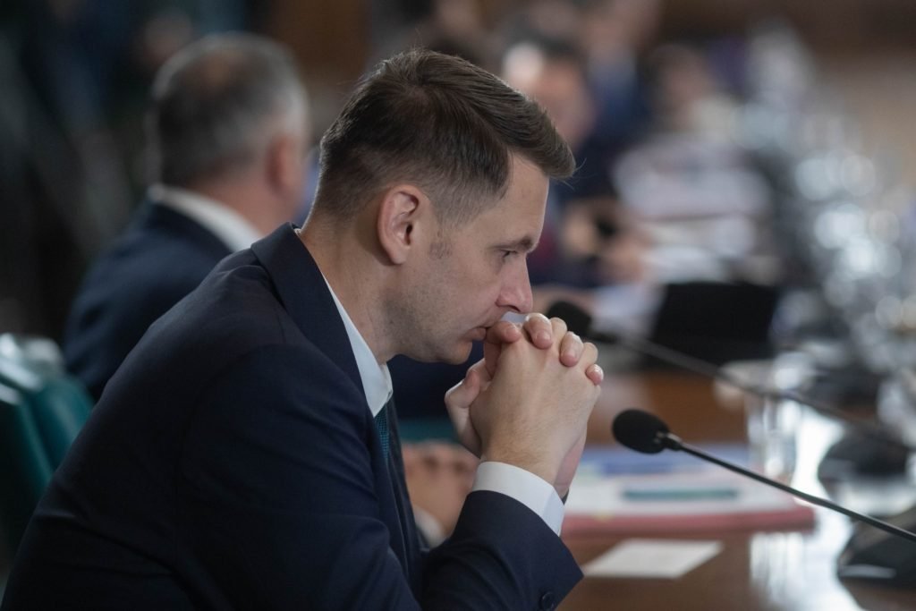 Abrudean (PNL): „Nu stabilește PSD cine e premier de la PNL” Președintele Senatului, Mircea Abrudean (PNL), a dezmințit categoric, luni, informațiile conform cărora Partidul Social Democrat (PSD) ar putea dicta nominalizările pentru funcțiile de premier sau de ministru din partea PNL
