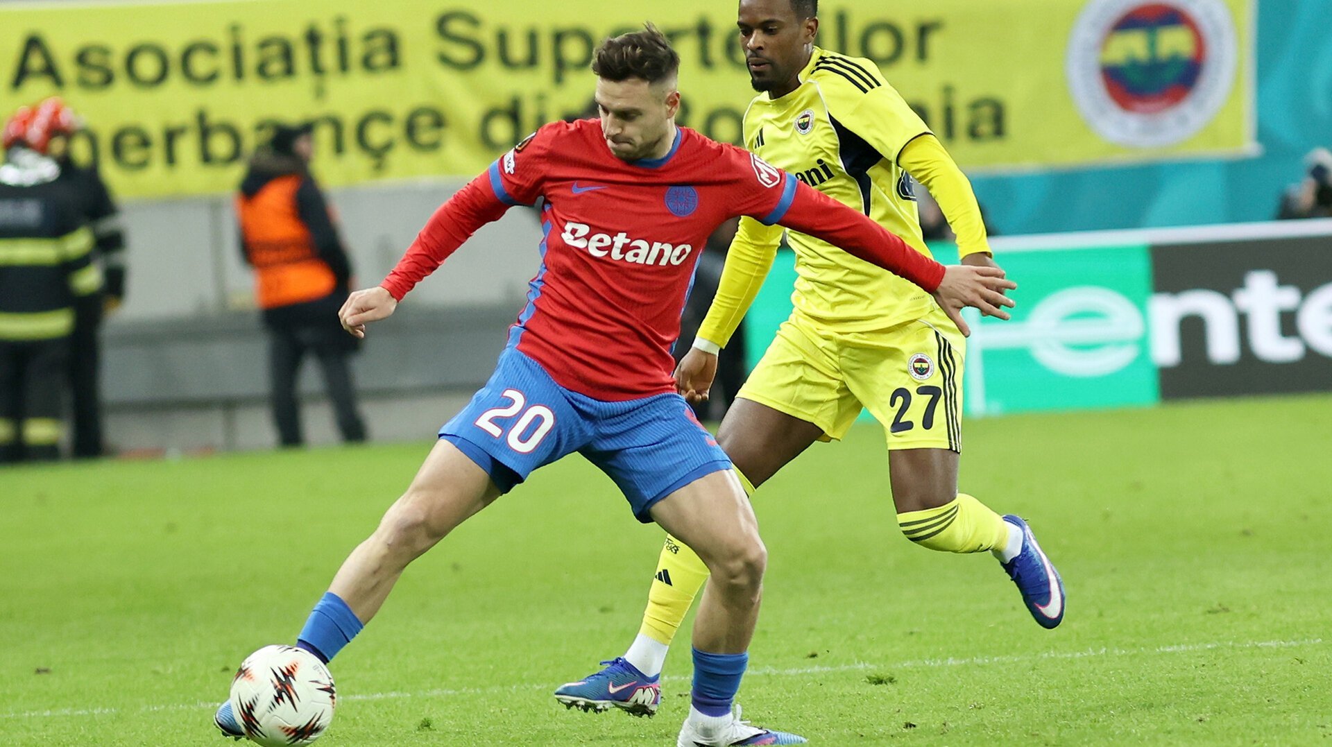 FCSB ignoră ziua de naștere a lui Dennis Politic: Un gest surprinzător FCSB, clubul de fotbal patronat de Gigi Becali, pare să fi trecut cu vederea ziua de naștere a lui Dennis Politic, jucătorul împrumutat în prezent la FC Hermannstadt