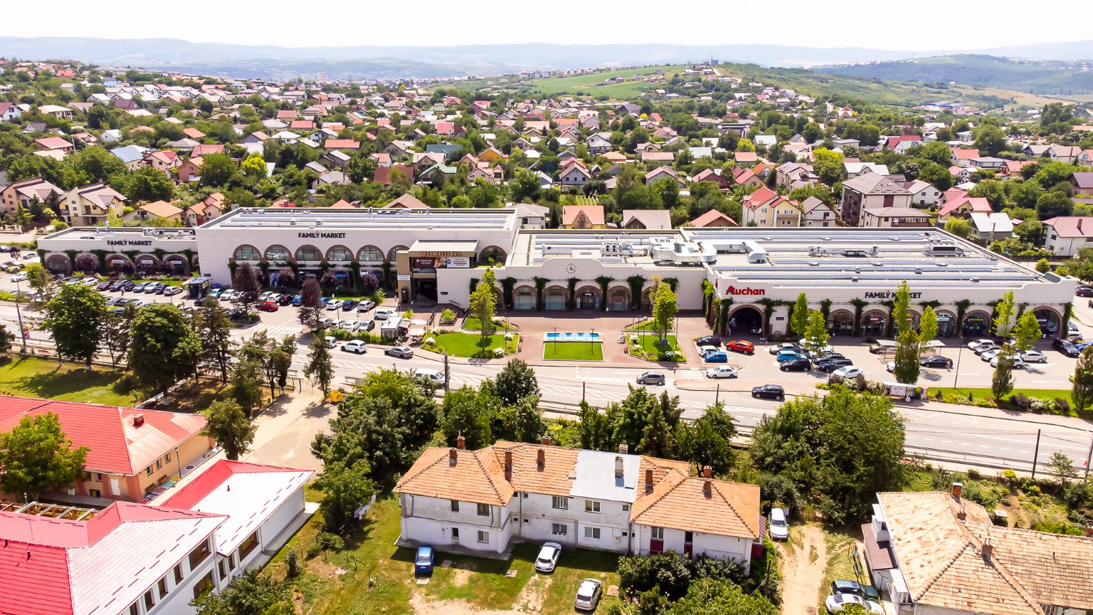 KFC Drive-Thru și un nou centru comercial se vor deschide în Iași, printr-o investiție de 28 de milioane de euro Un nou centru comercial, Family Market Tomești, va fi inaugurat în zona metropolitană a Iașului, în urma unei investiții de 28 de milioane de euro