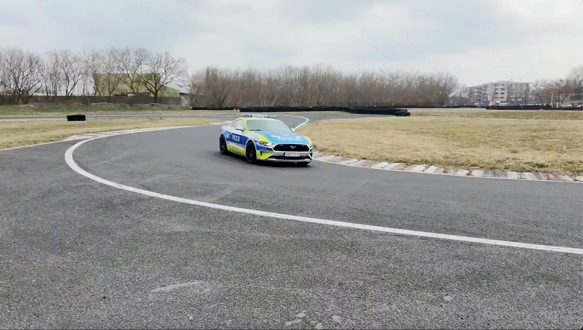 Poliția poloneză scoate pe străzi un Ford Mustang confiscat Poliția din Polonia a început să patruleze pe străzile țării cu un automobil sport Ford Mustang, confiscat de la un șofer prins conducând sub influența alcoolului