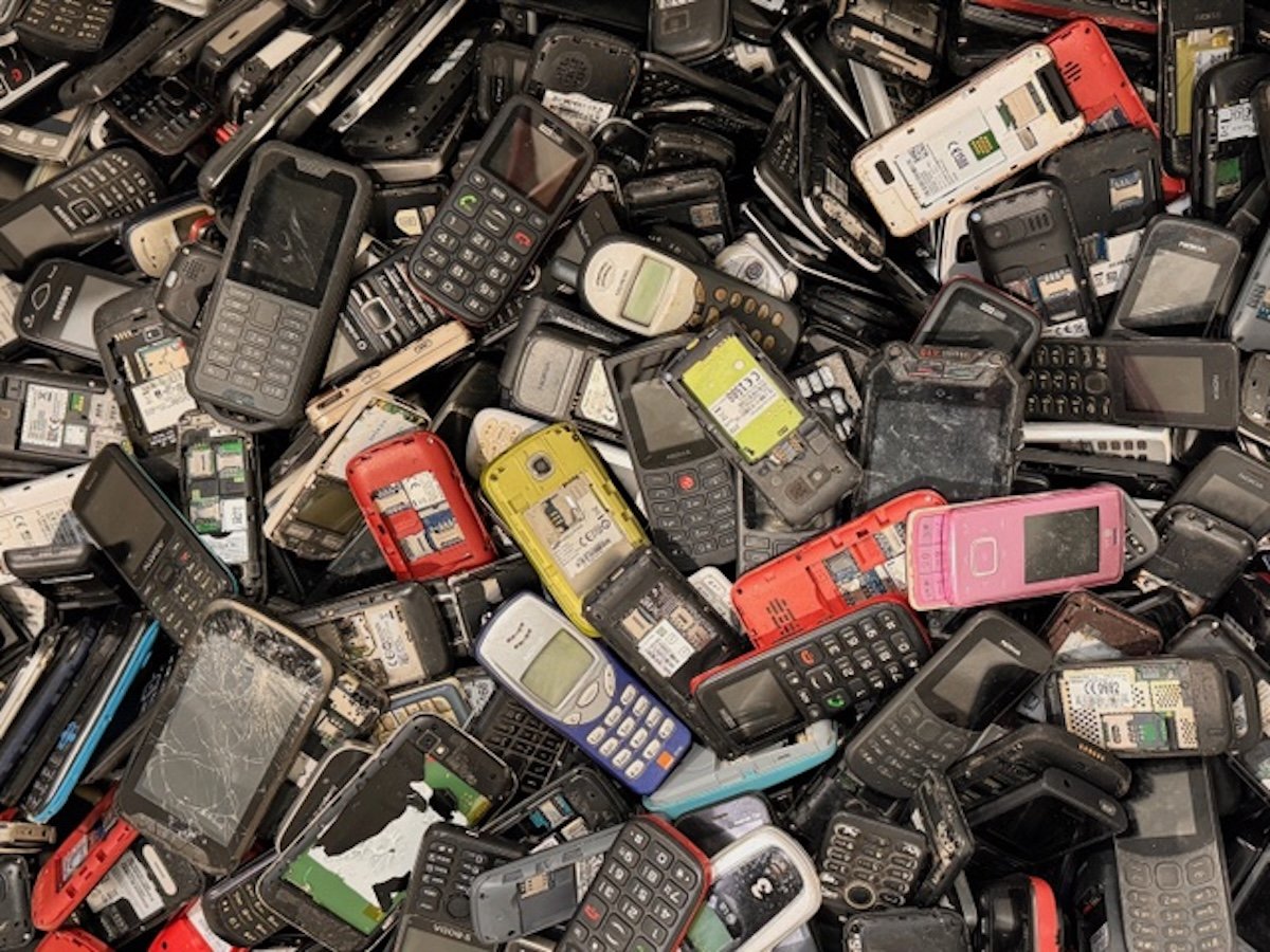 Românii, campioni la păstrat telefoane vechi: zeci de milioane zac prin sertare Majoritatea românilor ascund în casele lor zeci de milioane de telefoane mobile vechi, arată un studiu recent realizat de Ipsos pentru Asociația Environ
