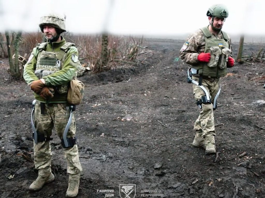 Soldații ucraineni testează exoschelete pentru a reduce oboseala pe front Unitățile militare ucrainene testează exoschelete pentru soldați, dispozitive mecanice purtabile concepute pentru a reduce oboseala fizică și a spori eficiența pe front