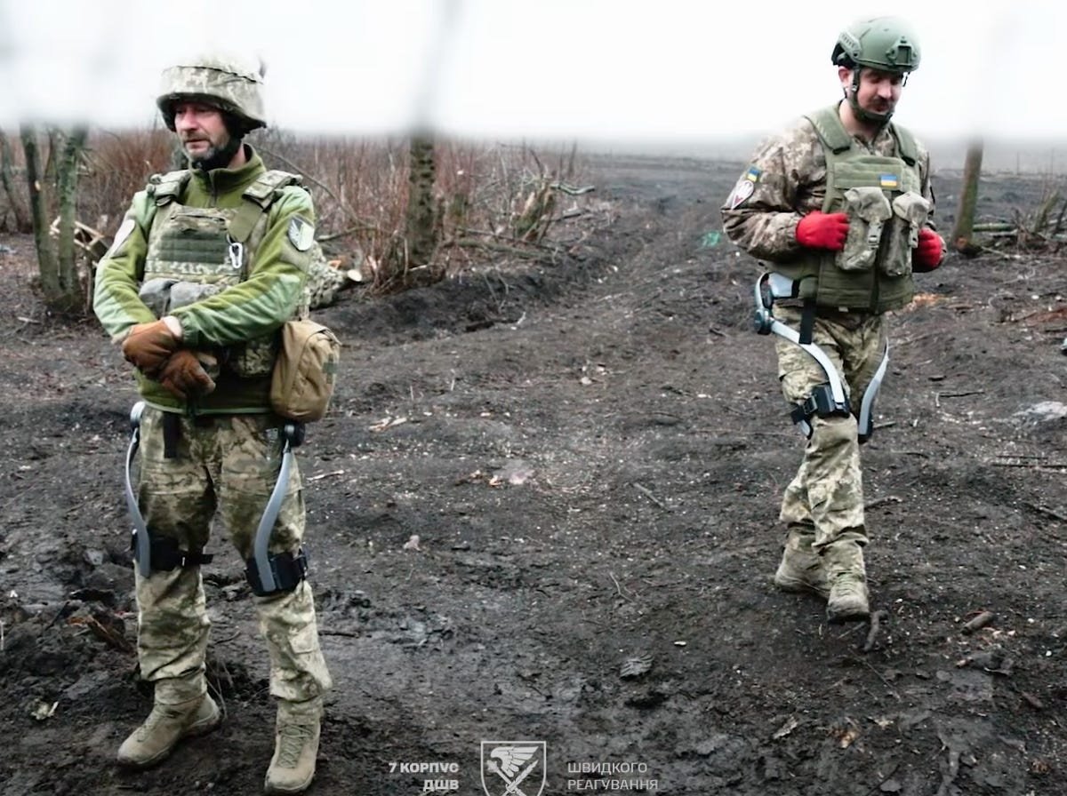 Soldații ucraineni testează exoschelete pentru a reduce oboseala pe front Unitățile militare ucrainene testează exoschelete pentru soldați, dispozitive mecanice purtabile concepute pentru a reduce oboseala fizică și a spori eficiența pe front