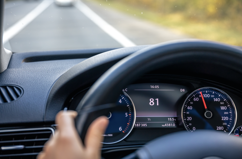 Piața auto second-hand din România: kilometrajul dat înapoi și riscuri crescute pentru cumpărători Manipularea kilometrajului, daunele ascunse și importurile masive transformă piața auto second-hand din România într-un teren dificil pentru cumpărători