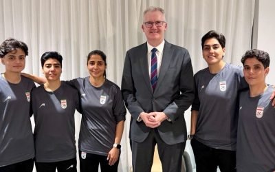 Australia oferă azil politic jucătoarelor de fotbal iraniene, după ce acestea au refuzat să cânte imnul Canberra, Australia – Australia a acordat vize umanitare pentru cinci jucătoare de fotbal iraniene care au solicitat azil, după ce au refuzat să cânte imnul național la un meci din Cupa Asiei