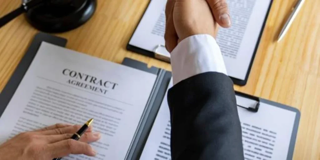 Verificarea juridică prealabilă, un pas crucial în tranzacțiile comerciale În contextul tranzacțiilor comerciale, verificarea juridică prealabilă depășește simpla redactare a contractelor de cesiune, implicând o analiză detaliată cu consecințe directe pentru părțile implicate