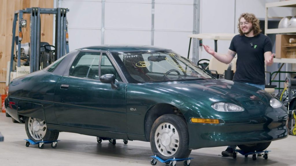 O mașină electrică uitată de General Motors ar putea reveni la viață, după ce a scăpat de la distrugere Un exemplar extrem de rar al modelului GM EV1, considerat simbolul eșecului mașinilor electrice la începutul anilor 2000, ar putea fi readus pe șosele