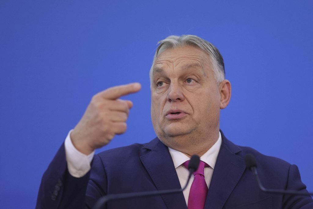 Sancțiuni SUA pentru oficialii maghiari implicați în blocarea ajutorului pentru Ucraina Doi senatori americani pregătesc un proiect de lege care prevede impunerea de sancțiuni împotriva oficialilor guvernamentali maghiari, acuzați de obstrucționarea ajutorului financiar acordat Ucrainei