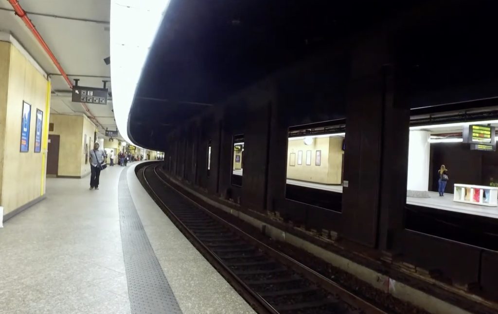 Alarmă la Bruxelles: Gara de Sud, evacuată după descoperirea unor colete suspecte Gara de Sud din Bruxelles (Gare du Midi), cea mai mare stație feroviară din capitala Belgiei, a fost evacuată luni seară, după ce poliția a descoperit două colete suspecte pe peroane