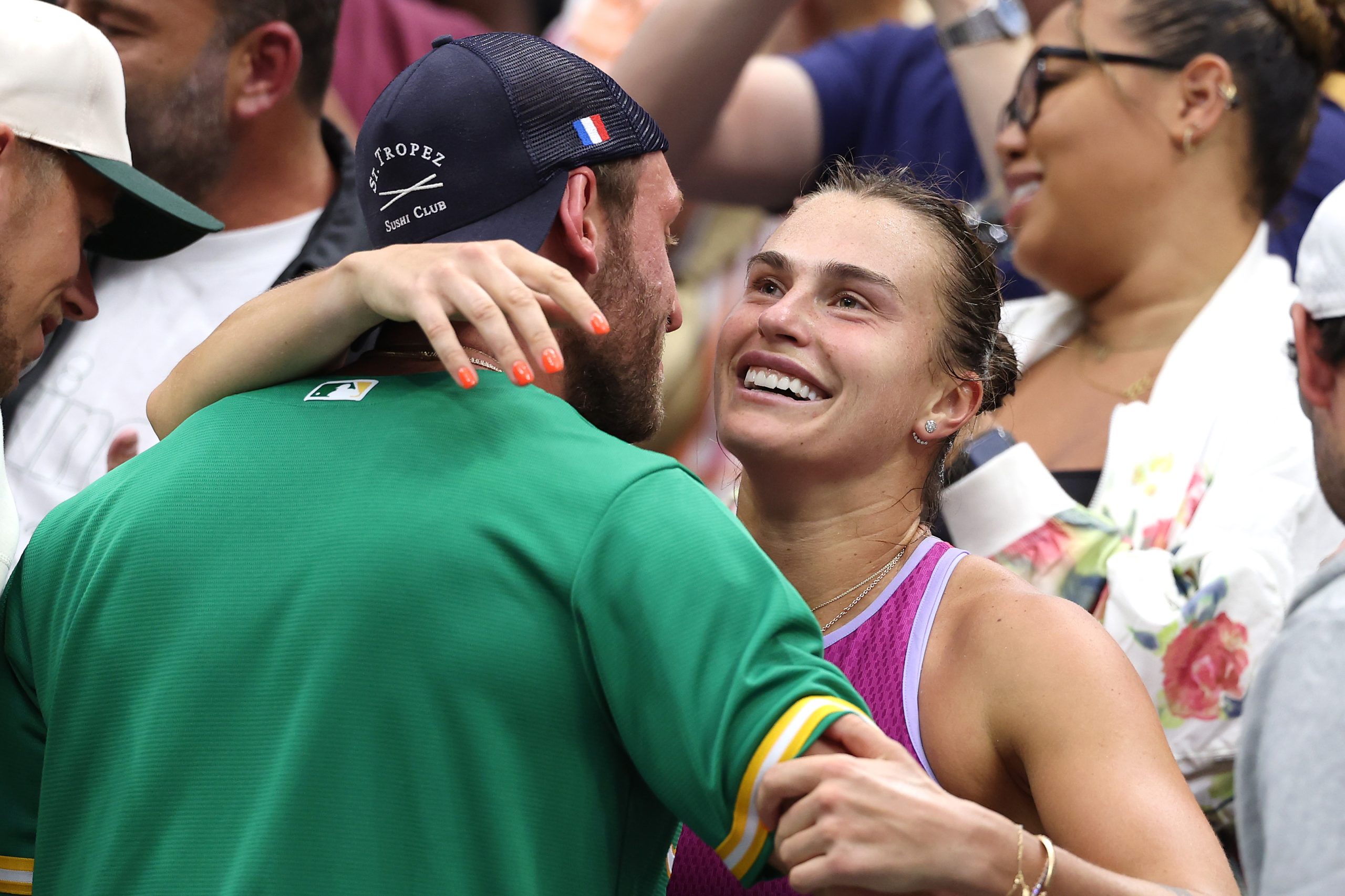 Aryna Sabalenka, numărul 1 mondial în tenis feminin, s-a logodit! Tenismena bielorusă Aryna Sabalenka, actualul număr 1 mondial în clasamentul WTA, a anunțat, printr-o postare emoționantă pe rețelele de socializare, logodna cu iubitul său, Georgios Frangulis