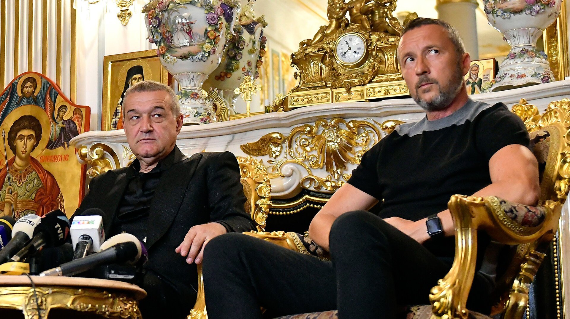 Becali promite șase transferuri de „Champions League” pentru FCSB, după un sezon dezamăgitor Patronul FCSB, Gigi Becali, a anunțat intenția de a aduce șase jucători noi, pe care îi consideră a fi de nivelul Ligii Campionilor