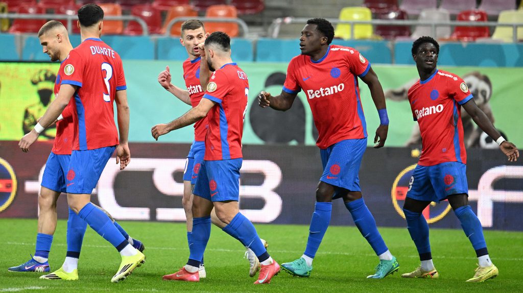 Becali, furios la pauza meciului FCSB – U Cluj: Două schimbări radicale în încercarea de a salva meciul Scandal la pauza meciului dintre FCSB și U Cluj, în ultima etapă a sezonului regulat
