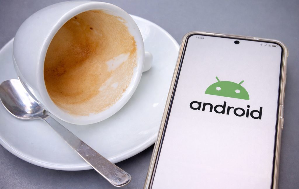 Android introduce măsuri de securitate sporite pentru instalarea aplicațiilor din surse externe Gigantul tehnologic Google va introduce, începând din august 2026, o serie de măsuri suplimentare de securitate pe sistemul de operare Android, menite să limiteze riscul instalării de aplicații malițioase din surse externe, dar și să păstreze o oarecare libertate de instalare pentru utilizatori