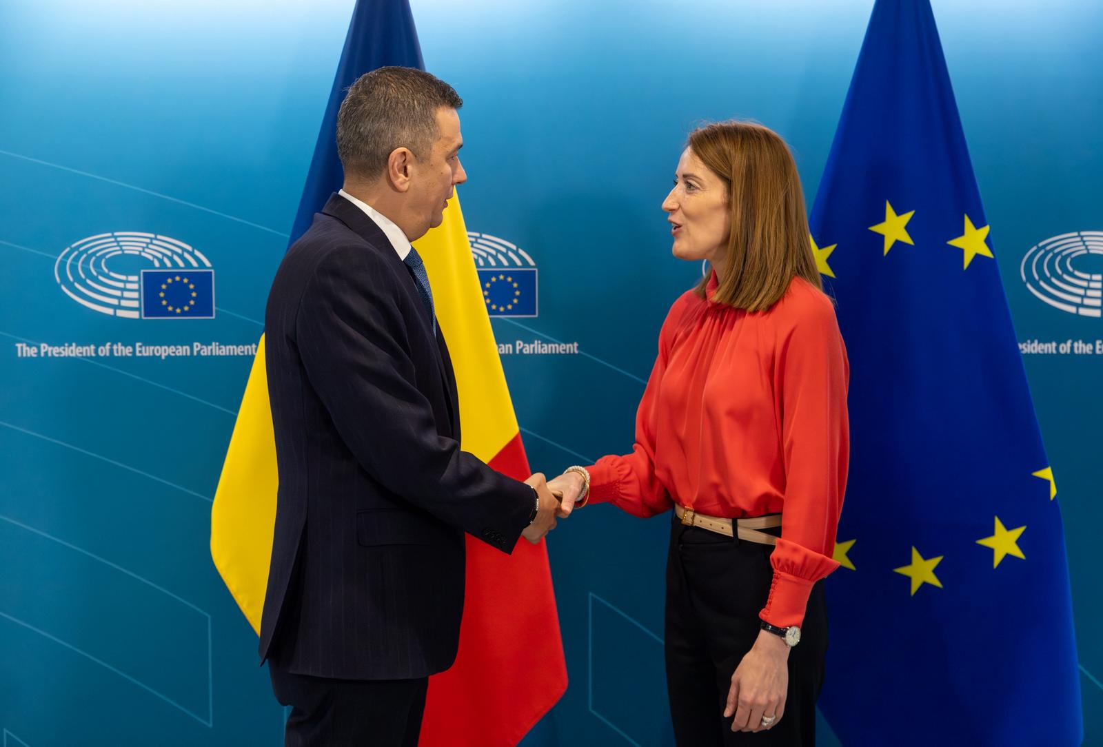 Grindeanu discută la Bruxelles despre prețurile la carburanți și critică posibila apropiere PNL-AUR Președintele PSD, Sorin Grindeanu, s-a întâlnit joi, la Bruxelles, cu președinta Parlamentului European, Roberta Metsola, unde a abordat tema prețurilor la carburanți și a criticat o posibilă apropiere politică între PNL și AUR