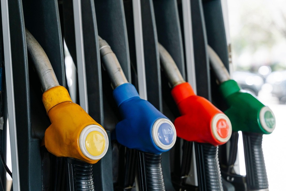 Guvernul Bolojan intervine în criza prețurilor la combustibili: Plafonarea adaosului comercial și restricții la exporturi În urma creșterilor accelerate ale prețurilor la carburanți, care au depășit pragul de 9 lei pe litru pentru benzină în București și s-au apropiat de 10 lei pentru motorină, Guvernul Bolojan a adoptat o ordonanță de urgență