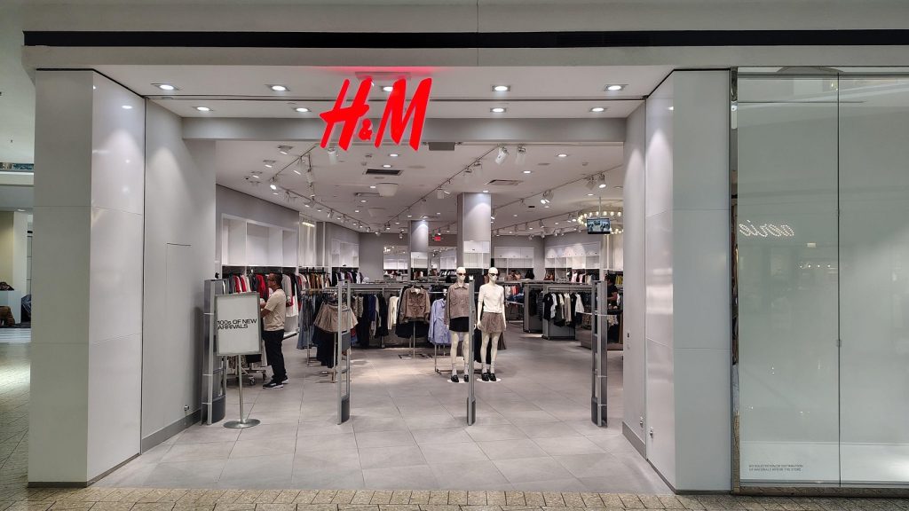 H&M introduce plata în rate prin Klarna pentru clienții din România și Ungaria H&M a lansat în România și Ungaria o nouă opțiune de plată în rate pentru achizițiile online, prin intermediul colaborării cu compania de servicii financiare Klarna