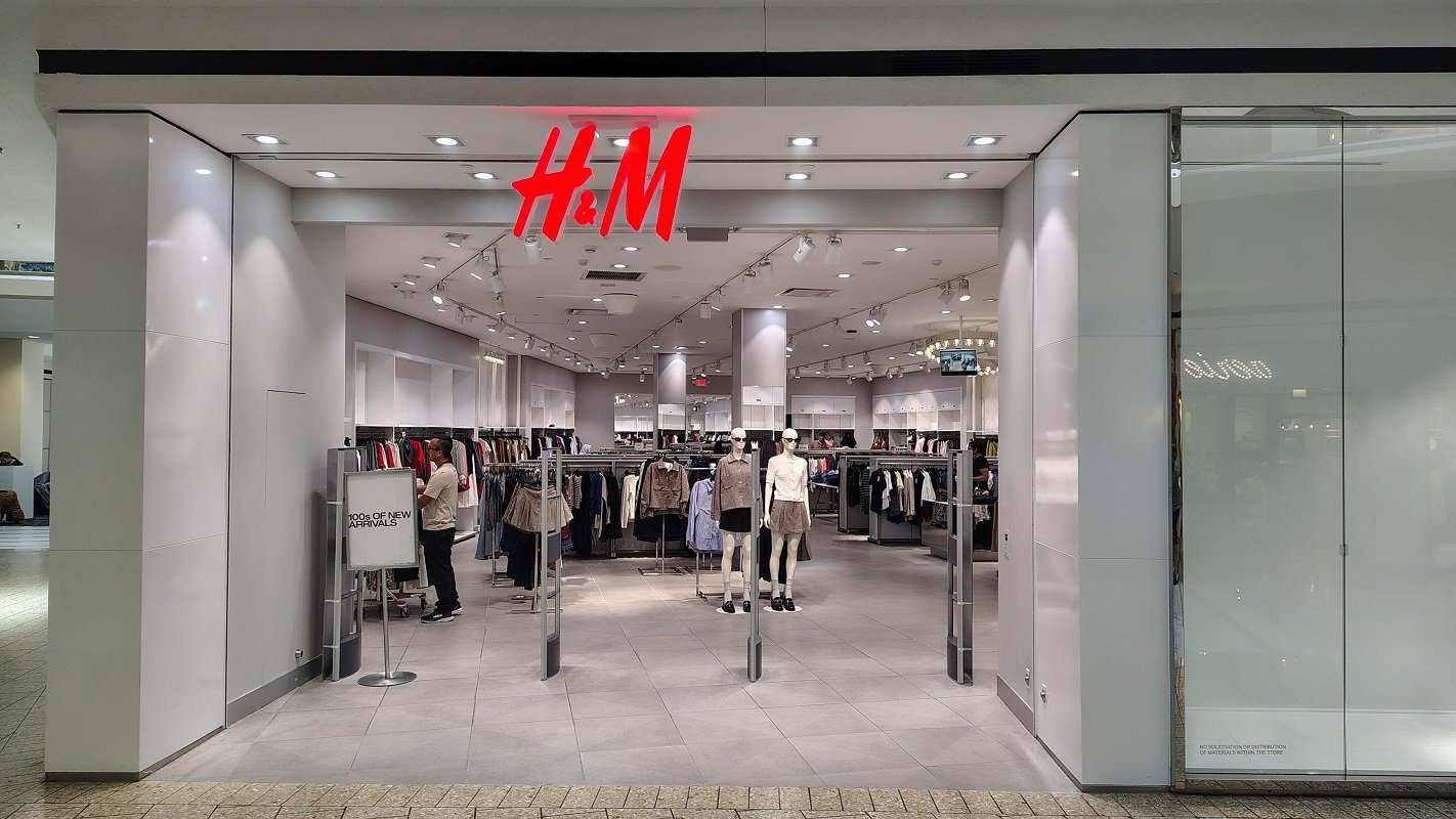 H&M introduce plata în rate prin Klarna pentru clienții din România și Ungaria H&M a lansat în România și Ungaria o nouă opțiune de plată în rate pentru achizițiile online, prin intermediul colaborării cu compania de servicii financiare Klarna