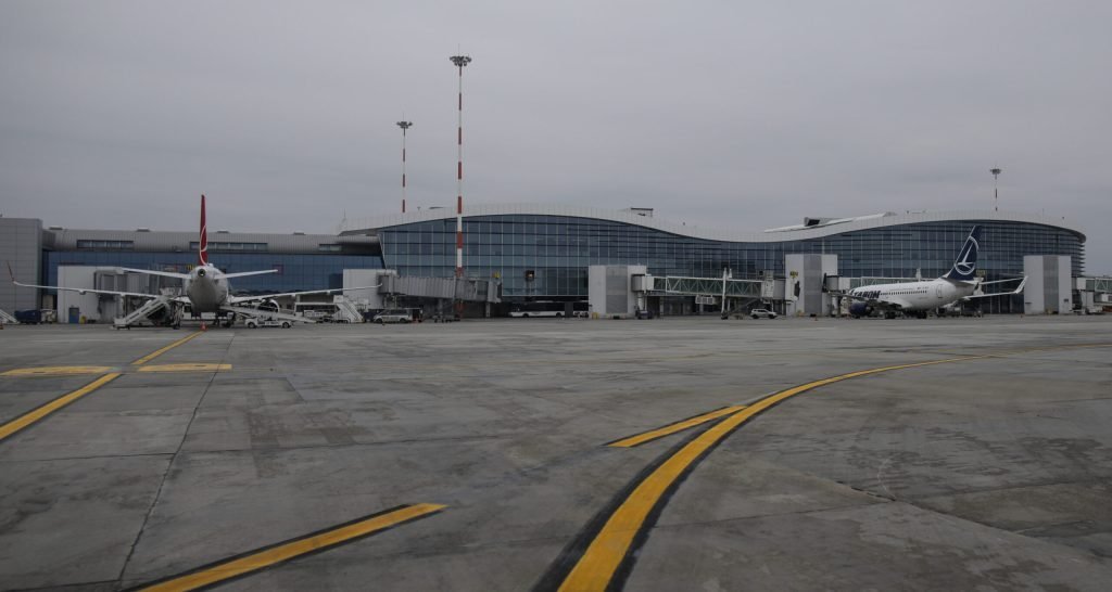 Wizz Air suspendă zborurile București – Dubai până în 2026 Compania low-cost Wizz Air a suspendat ruta București – Dubai, zborurile urmând a fi reluate abia în a doua jumătate a lunii septembrie 2026