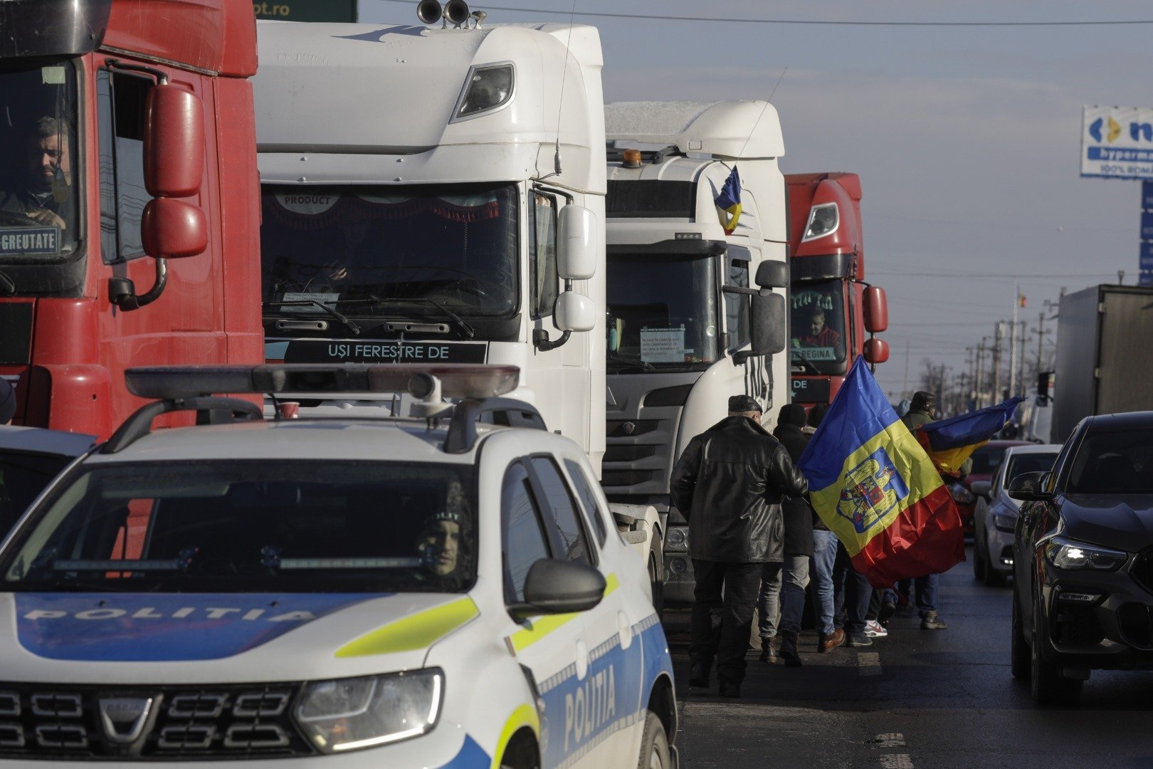Transportatorii cer măsuri urgente pentru a evita blocajele în aprovizionare Confederația Operatorilor și Transportatorilor Autorizați din România (COTAR) solicită intervenția rapidă a Guvernului pentru a aborda creșterile repetate ale prețurilor la carburanți și pentru a reglementa polițele RCA