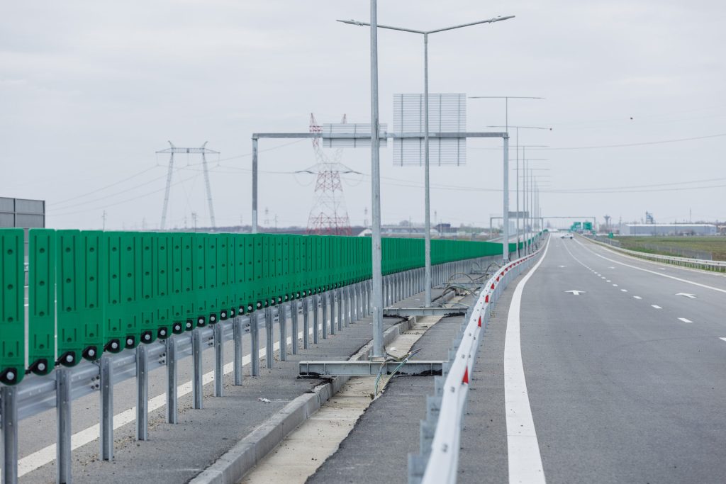 Restricții de trafic pe A2 și pe Șoseaua Mihai Bravu, din cauza unor lucrări și incidente Traficul rutier este afectat în București și pe Autostrada A2 București-Constanța, marți, 14 martie, din cauza unor restricții impuse de autorități