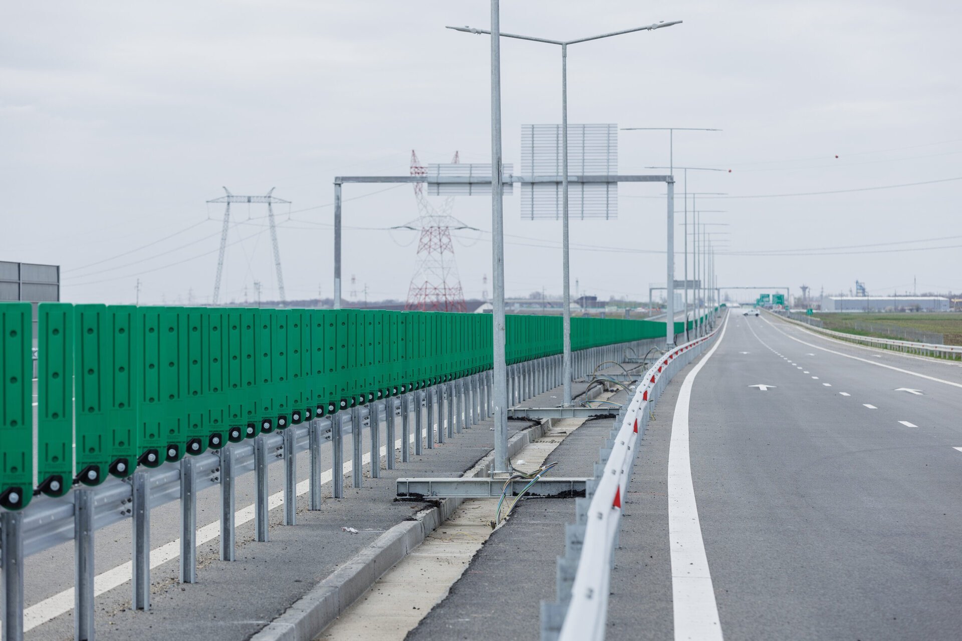 Restricții de trafic pe A2 și pe Șoseaua Mihai Bravu, din cauza unor lucrări și incidente Traficul rutier este afectat în București și pe Autostrada A2 București-Constanța, marți, 14 martie, din cauza unor restricții impuse de autorități