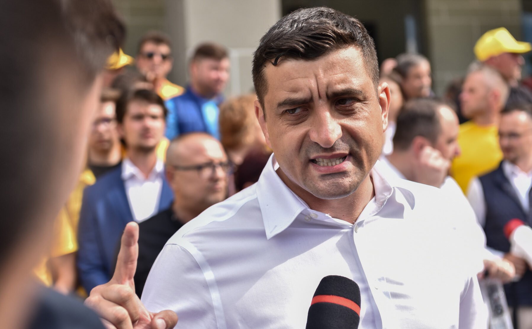George Simion, liderul partidului extremist AUR, a lansat joi atacuri dure și amenințări la adresa liderilor coaliției de guvernare, făcând referire directă la dosarul Nordis