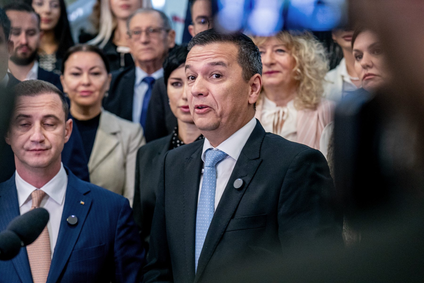 PSD amână votul pentru Avocatul Poporului: Roxana Rizoiu, propunerea USR, nu va fi numită marți Social-democrații au decis să amâne votul pentru numirea Avocatului Poporului, programat inițial pentru marți, 10 martie, conform informațiilor obținute