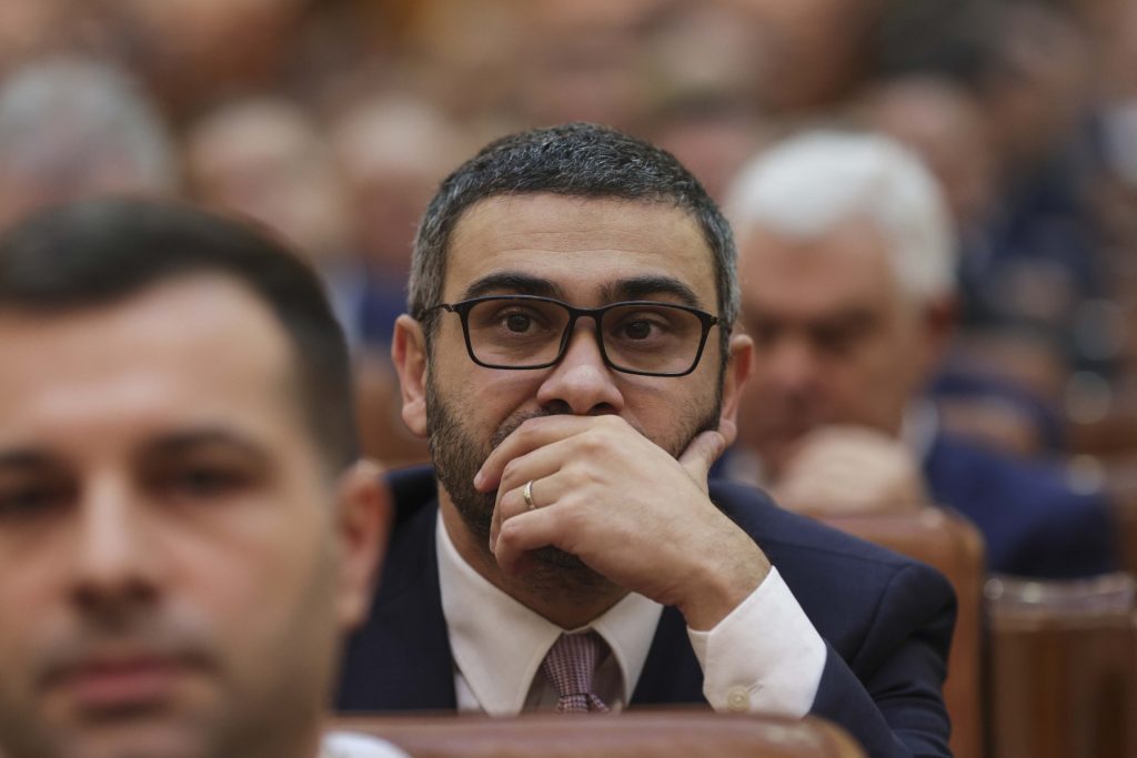 Ajutorul financiar pentru pensionari, întârziat din cauza problemelor legislative Pensionarii din România cu venituri sub 3.000 de lei ar putea aștepta mai mult pentru a primi ajutorul financiar promis