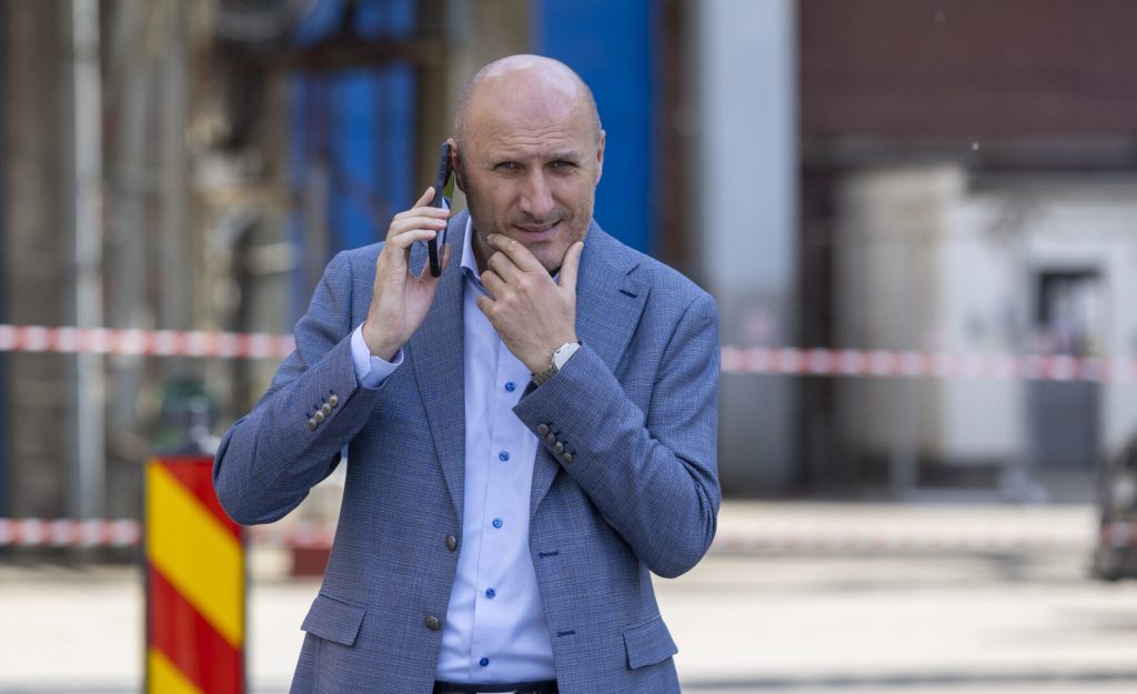 Directorul ELCEN, trimis în judecată pentru corupție, revine la conducerea companiei Claudiu Crețu, directorul general al ELCEN, inculpat pentru fapte de corupție în decembrie anul trecut, are acum posibilitatea de a reveni la conducerea companiei de stat