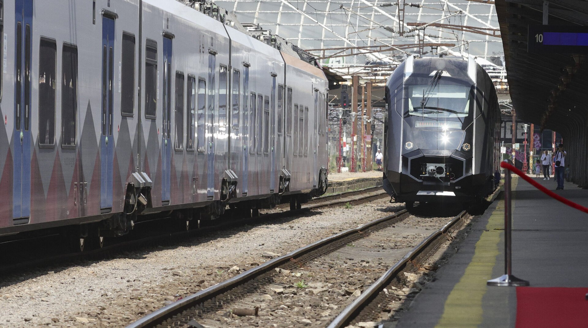 Un tren pe ruta Pitești – București, cu cinci ore de întârziere din cauza unei defecțiuni Un tren care circula pe ruta Pitești – București a acumulat joi o întârziere de cinci ore, sosirea în Gara de Nord fiind amânată până la prânz