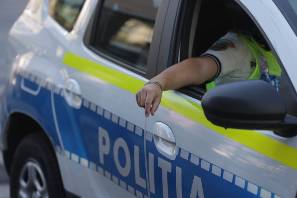 Surpare de asfalt pe Mihai Bravu: Traficul restricționat, intervenții în curs O porțiune din asfaltul de pe Șoseaua Mihai Bravu s-a surpat, generând restricții de trafic în zona afectată