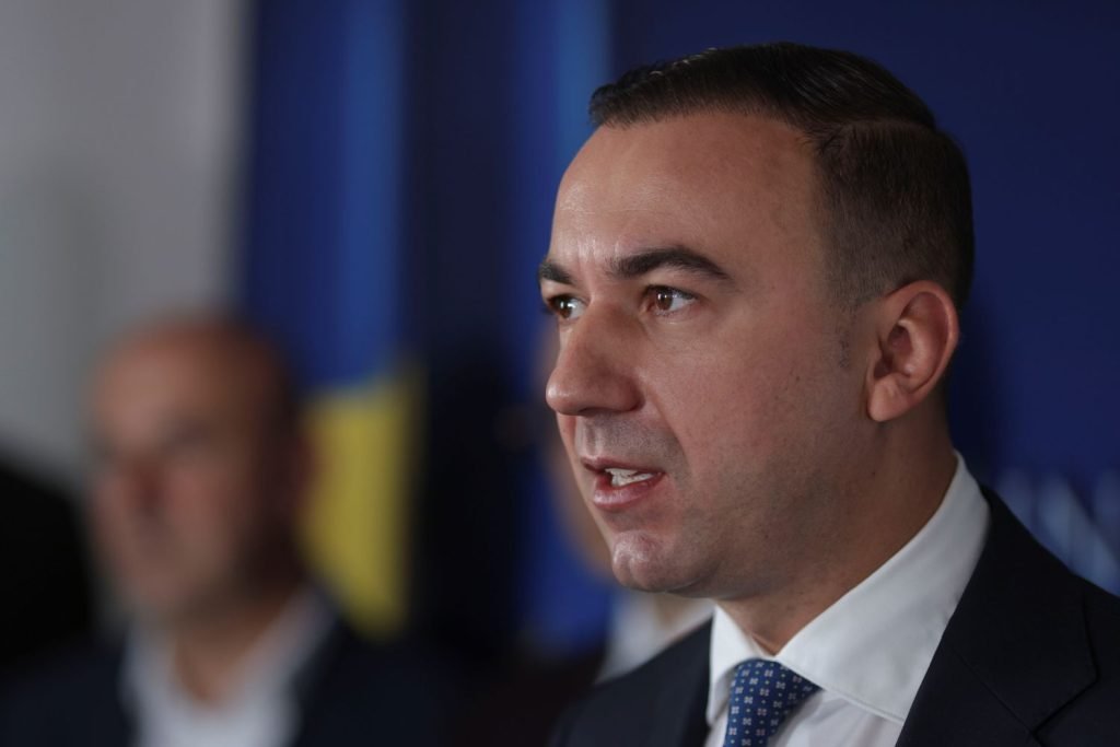 Avertisment: Prețul benzinei ar putea atinge 10 lei pe litru Ministrul Energiei, Bogdan Ivan, a semnalat posibilitatea ca prețul carburanților să crească până la 10 lei pe litru în benzinăriile din România