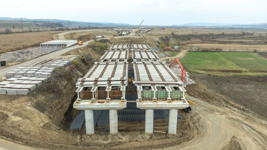 Încă 20 de kilometri de asfalt, turnați pe Autostrada Moldovei, spre Bacău Lucrările de pe Autostrada Moldovei avansează constant