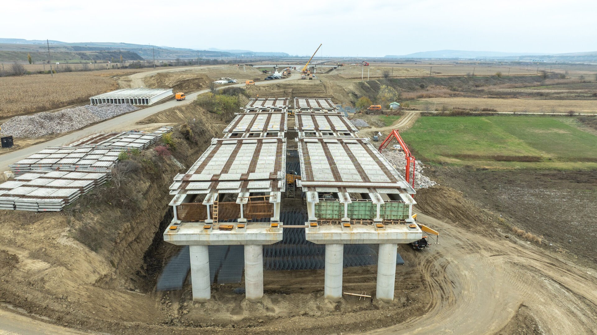 Încă 20 de kilometri de asfalt, turnați pe Autostrada Moldovei, spre Bacău Lucrările de pe Autostrada Moldovei avansează constant