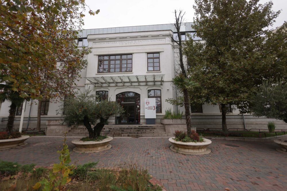 Primăria Sectorului 3 reduce posturile din Direcția de Evidență a Persoanelor pentru a face economie Primarul Sectorului 3, Robert Negoiță, propune reducerea a 23 de posturi din cadrul Direcției de Evidență a Persoanelor, pentru a eficientiza cheltuielile