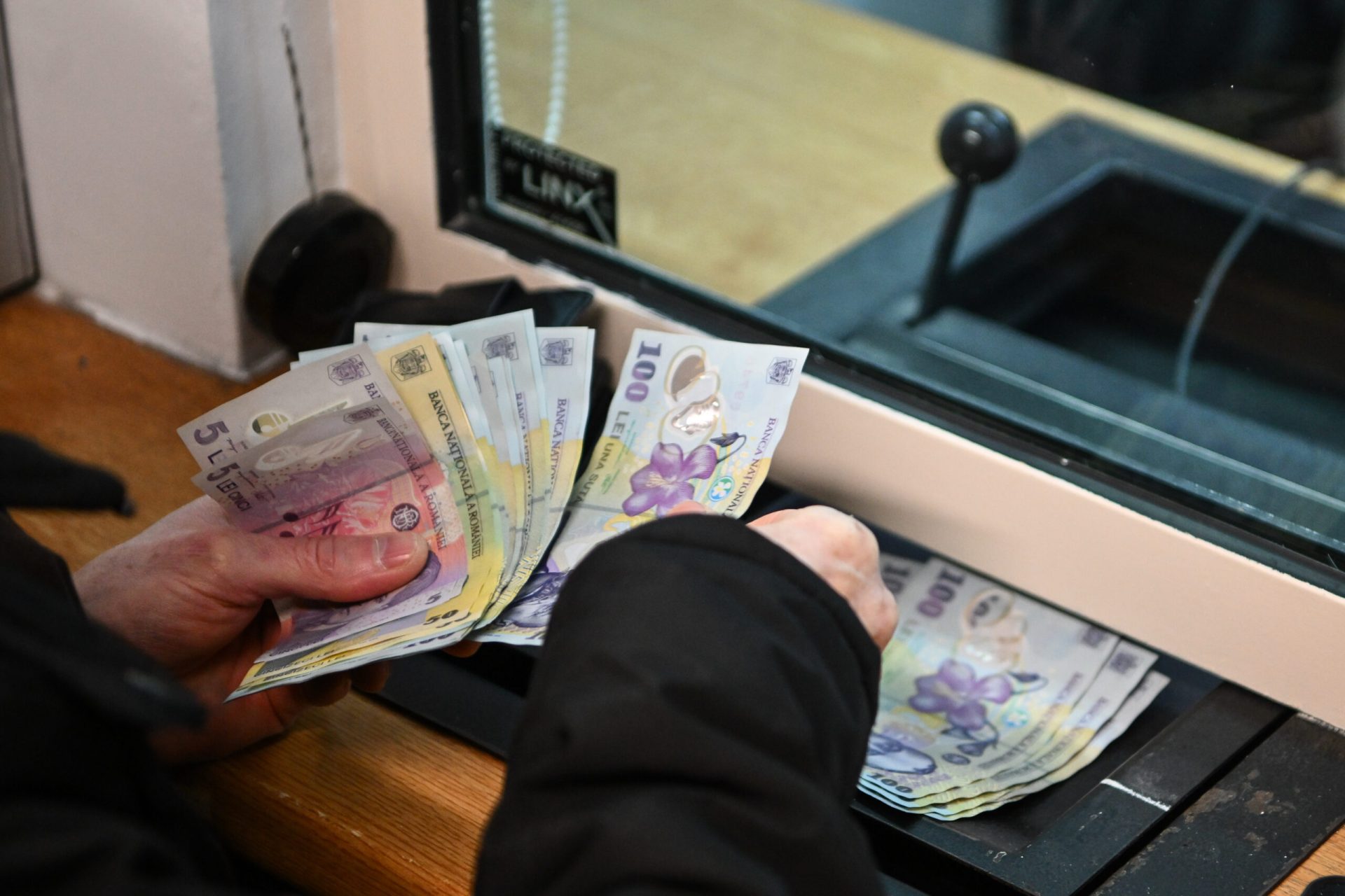 Sectorul 4: Bucureștenii pot cere banii înapoi pentru impozitele plătite în avans Primăria Sectorului 4 a anunțat că bucureștenii care au achitat deja impozitul pe clădiri pentru anul 2026 pot solicita restituirea sumelor plătite în plus