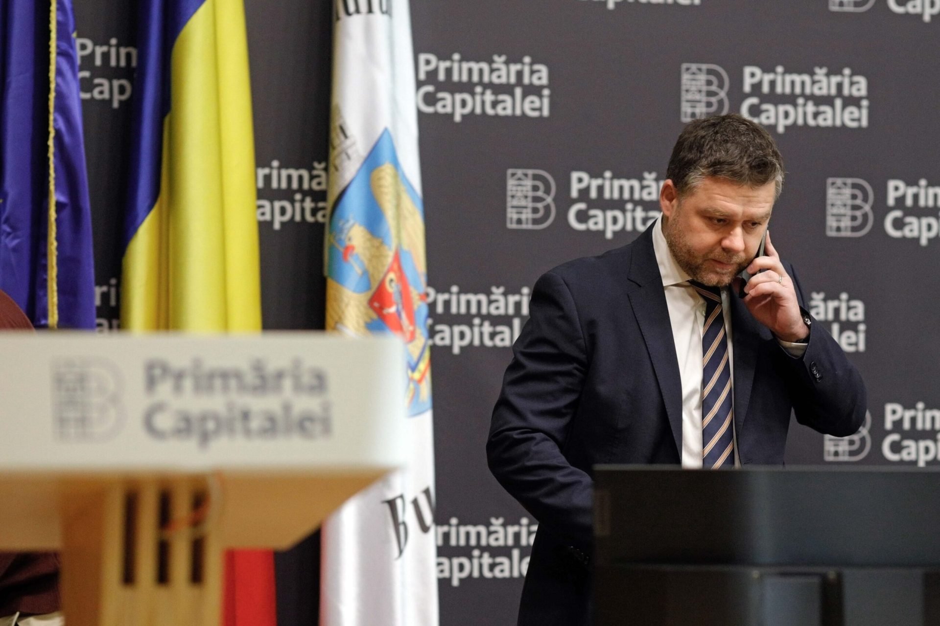 Afacerea locuințelor sociale: VIP-uri, politicieni și reguli încălcate Administrația Fondului Imobiliar (AFI), subordonată Primăriei Capitalei, acuzată că a distribuit locuințe și terenuri publice unor persoane cu influență și bogați, în loc să sprijine persoanele vulnerabile