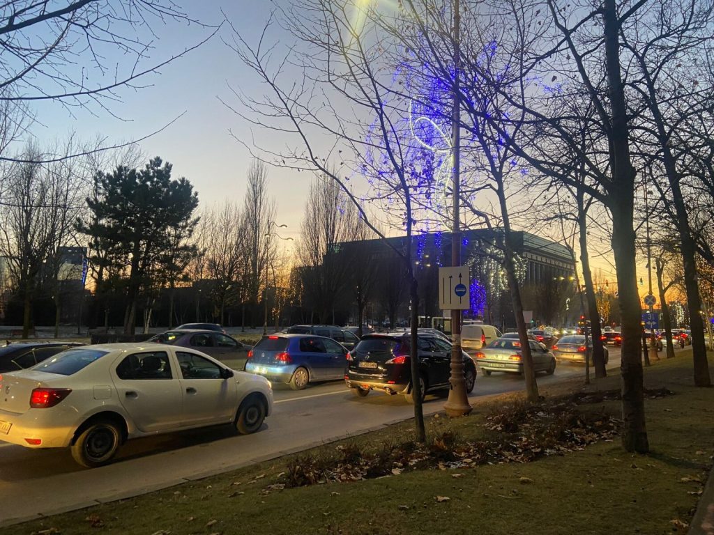 Amenzi usturătoare pentru șoferii bucureșteni care folosesc abuziv benzile unice STB Șoferii din București care încalcă regulile privind circulația pe benzile unice dedicate transportului public riscă amenzi serioase