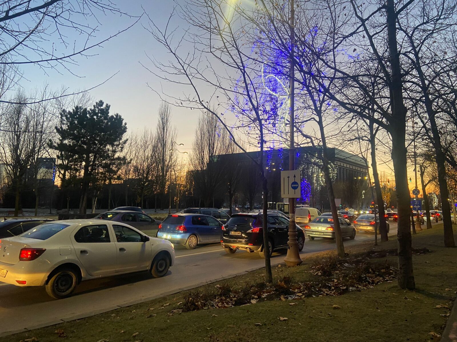 Amenzi usturătoare pentru șoferii bucureșteni care folosesc abuziv benzile unice STB Șoferii din București care încalcă regulile privind circulația pe benzile unice dedicate transportului public riscă amenzi serioase