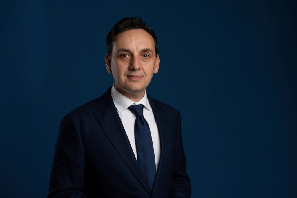 „Războiul palatelor” și prețul plătit de cetățean: Guvernanța publică, soluția pentru o justiție modernă? Pe fondul unui climat politic tensionat, marcat de dispute între instituțiile statului, conceptul de guvernanță publică capătă o importanță crucială