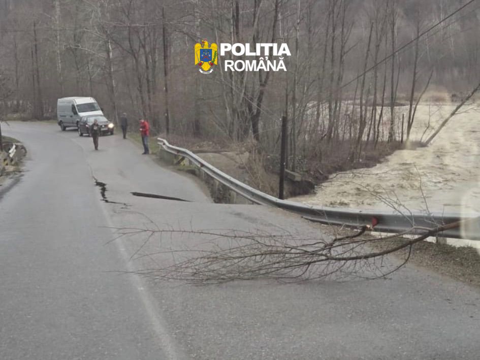 Trafic restricționat pe DJ 205 D din cauza unei alunecări de teren O alunecare de teren a afectat, astăzi, 30 martie 2026, DJ 205 D, în zona satului Prahuda, comuna Paltin, județul Vrancea