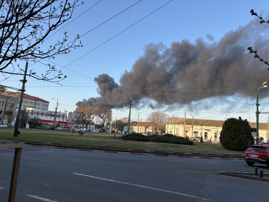Incendiu uriaș la o firmă din Aradul Nou: Fum negru, vizibilitate redusă (foto/video/live)