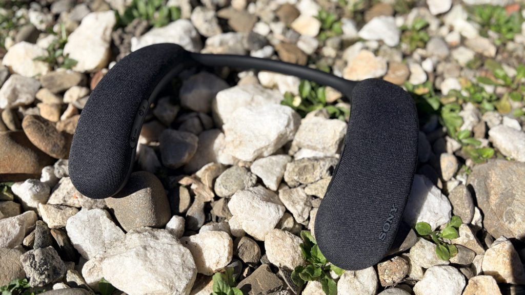 Sony Bravia Theatre U: Boxele „neckband” care promit o experiență audio imersivă Sony intră pe piața dispozitivelor audio purtabile cu Bravia Theatre U, o boxă de tip „neckband” concepută pentru a oferi o experiență sonoră personalizată
