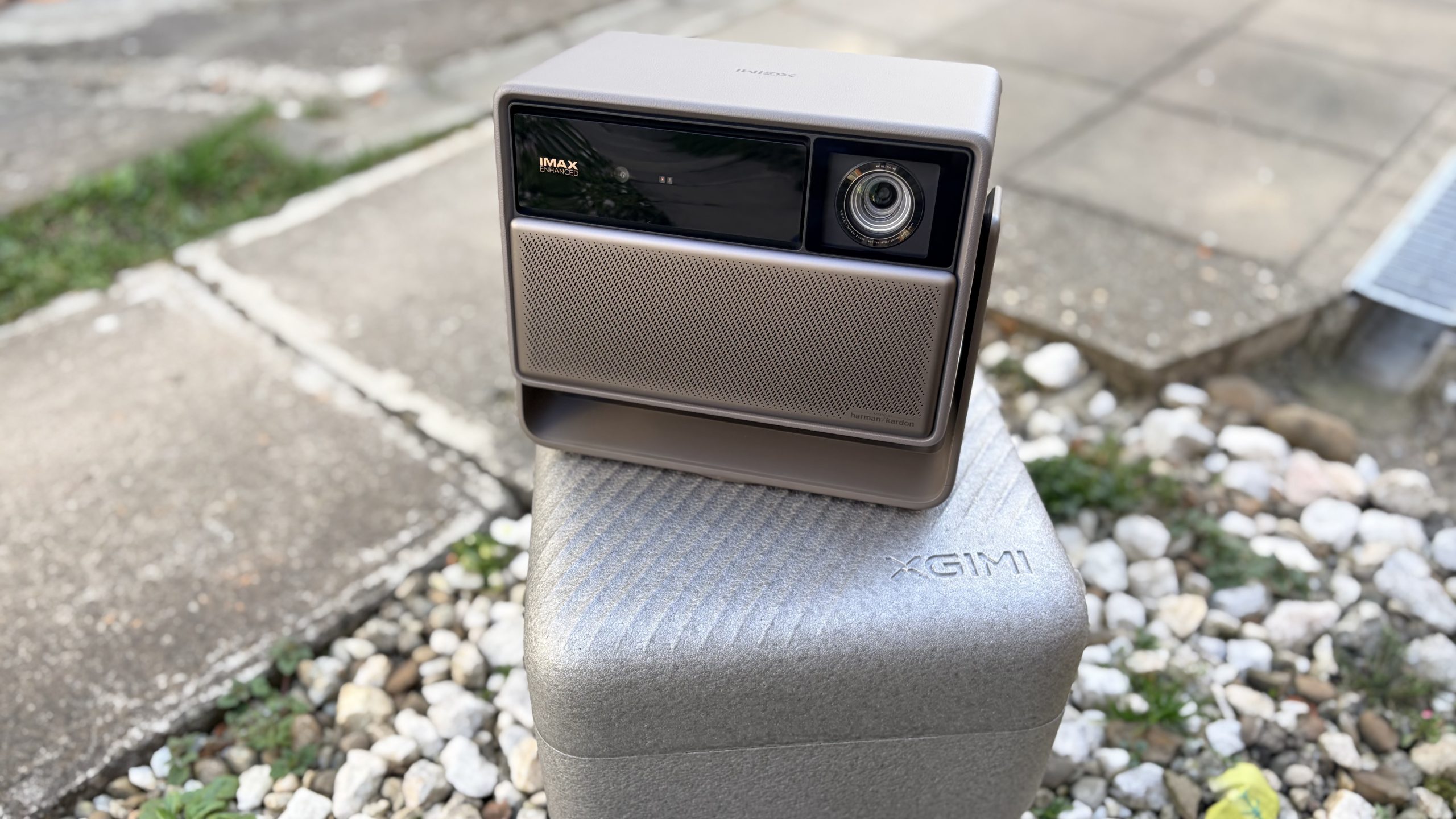 XGIMI Horizon 20: Proiectorul care aduce cinematograful acasă Proiectoarele moderne au evoluat semnificativ, eliminând necesitatea cablurilor complicate și a echipamentelor suplimentare