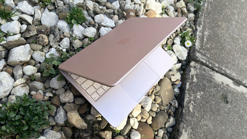 Apple lansează un nou MacBook Neo, un concurent pentru laptopurile Windows, cu un preț atractiv Apple a lansat un nou model de MacBook, numit Neo, care promite să schimbe percepția asupra produselor companiei ca fiind opțiuni inaccesibile