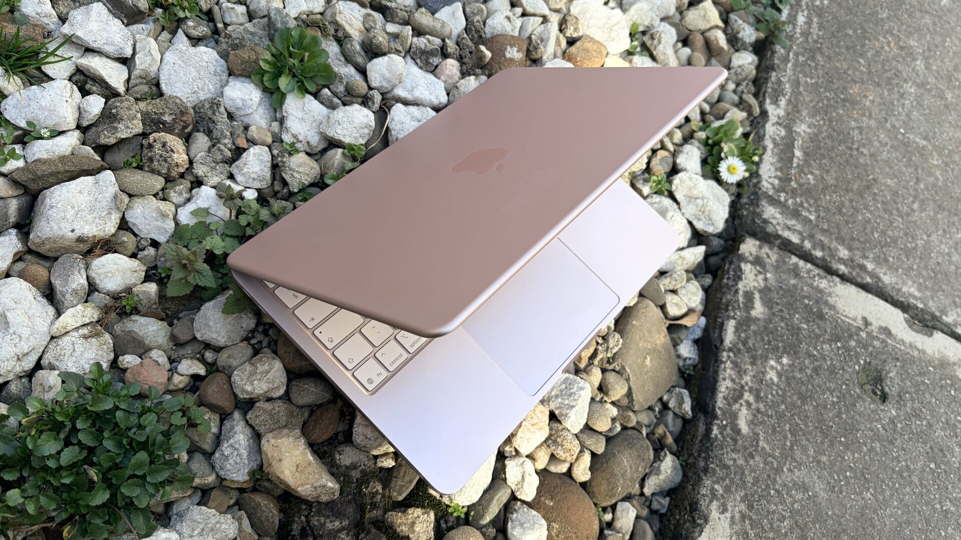 Apple lansează un nou MacBook Neo, un concurent pentru laptopurile Windows, cu un preț atractiv Apple a lansat un nou model de MacBook, numit Neo, care promite să schimbe percepția asupra produselor companiei ca fiind opțiuni inaccesibile